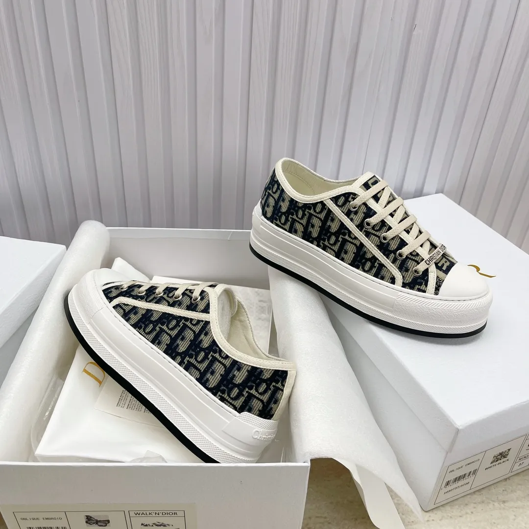 👟👟Ex-factory price 520👟👟 Spot high quality Dior )Flat sneakers are made of fully embroidered iconic patterns💎💎♦️Top quality in the market🎗Breaking hot model in foreign counters🎗Non-market ordinary imitation version🎗🔳The fabric is made of Italian🇮🇹imported fabric❗️Embroidered upper, original mold injection Logo frosted five-pointed star outsole🔳Inside imported lambskin + high elasticity injection molding mold Logo foam pads Number of yards: 35 to 41